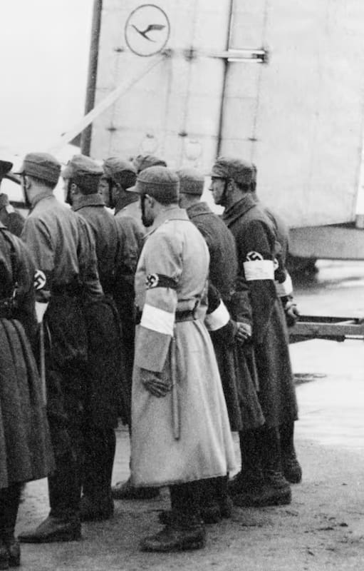 Miembros de la organización fascista SA sirviendo como policías auxiliares ocupando el aeródromo de Tempelhof en 1933. Fotografía: ullstein bild Dtl. (ullstein bild vía Getty Images)