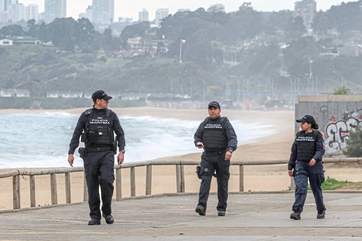 Miembros de la policía chilena comenzaron a evacuar la zona costera debido a una alerta de tsunami en Viña del Mar, Chile, el 30 de julio de 2025