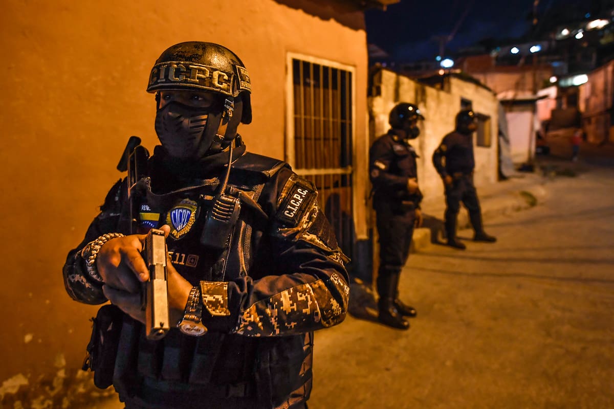 Miembros de la Policía Científica Venezolana (CICPC) participan en un operativo en medio de la pandemia de Covid-19 en Los Teques, estado Miranda, Venezuela, el 20 de marzo de 2021