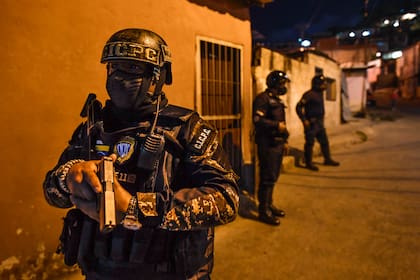 Miembros de la Policía Científica Venezolana (CICPC) participan en un operativo en medio de la pandemia de Covid-19 en Los Teques, estado Miranda, Venezuela, el 20 de marzo de 2021