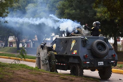 Miembros de la policía disparan gas lacrimógeno mientras custodian la ciudad de Cusco, Perú, para evitar disturbios el 11 de enero de 2023. (Ivan Flores / AFP)
