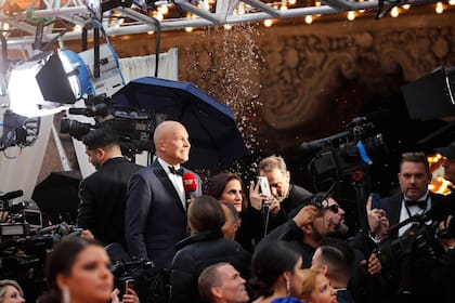 Miembros de la prensa trabajan en la alfombra roja durante la llegada de los Oscar a la 92a edición de los Premios de la Academia en Hollywood, Los Ángeles, California, el 9 de febrero de 2020