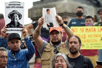 Miembros de la prensa y familiares asisten a una protesta contra el asesinato de periodistas en el marco del Encuentro Nacional de Periodistas, en el monumento del Ángel de la Independencia en la Ciudad de México el 9 de mayo de 2022