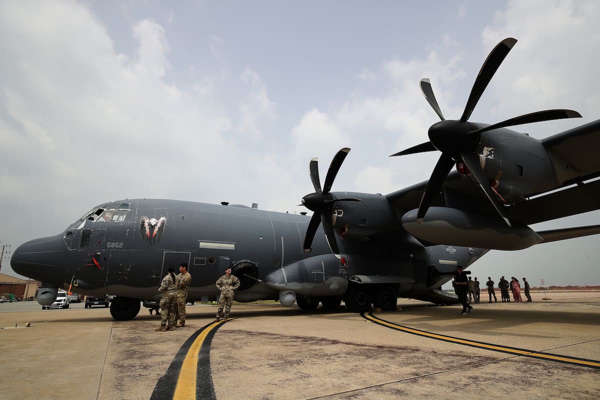 Miembros de la tripulación se encuentran junto a un avión de ataque AC-130J Ghostrider en la Base Aérea de Osan, el 24 de junio de 2024 en Pyeongtaek, Corea del Sur