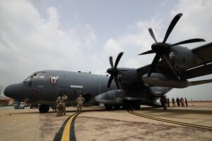 Miembros de la tripulación se encuentran junto a un avión de ataque AC-130J Ghostrider en la Base Aérea de Osan, el 24 de junio de 2024 en Pyeongtaek, Corea del Sur