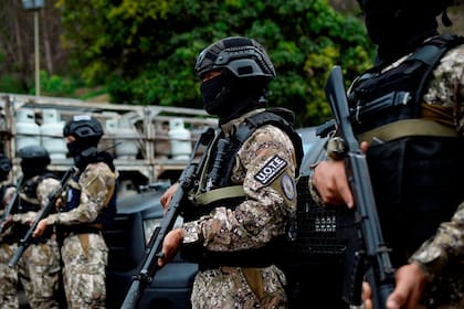 Miembros de las fuerzas especiales del régimen venezolano, en acción en Caracas