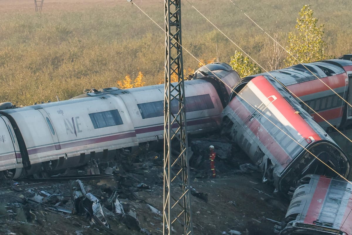 Miembros de la Unidad Militar de Emergencias (UME) española trabajan entre los escombros y los vagones dañados de un choque ferroviario entre dos trenes de alta velocidad, un AVE de Renfe y un Iryo, a unos 150 km al sur de Madrid, entre Urda y Los Yebenes, en la provincia de Toledo, un día después del accidente ocurrido el 29 de octubre de 2026.