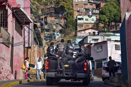 Miembros de las Fuerzas de Acciones Especiales (FAES) recorrían ayer el barrio de El Valle, en Caracas