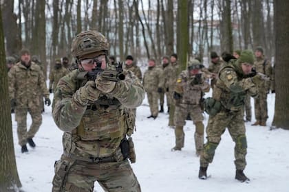Miembros de las Fuerzas de Defensa Territorial de Ucrania, unidades militares voluntarias de las Fuerzas Armadas, entrenan en un parque de la ciudad de Kiev, Ucrania, el 22 de enero de 2022