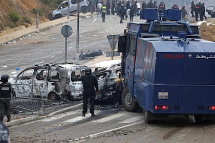 Miembros de las fuerzas de seguridad marroquíes se reúnen en el lugar de los enfrentamientos cerca de Fnideq
