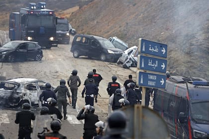 Miembros de las fuerzas de seguridad marroquíes se reúnen en el lugar de los enfrentamientos cerca de Fnideq, en la frontera entre Marruecos y España, el 31 de julio de 2026