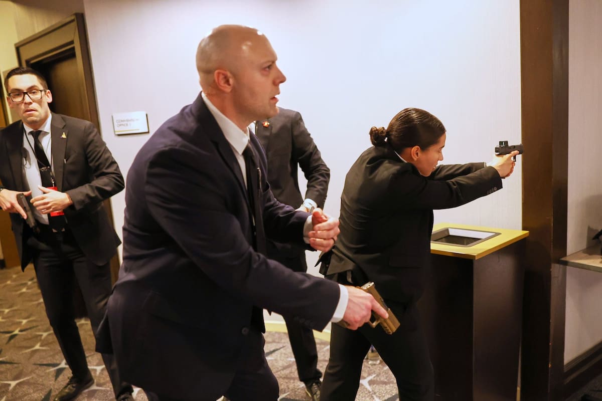 Miembros de las fuerzas del orden responden durante la cena de corresponsales de la Casa Blanca