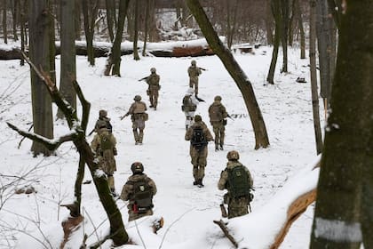 Miembros de las unidades militares de voluntarios de Ucrania entrenan en un parque urbano de Kiev, Ucrania. Los militares ucranianos aguardan la temida invasión.