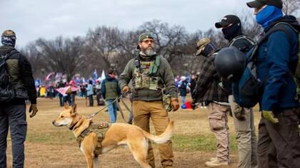 Miembros de los Oath Keepers en el asalto al Capitolio del año pasado