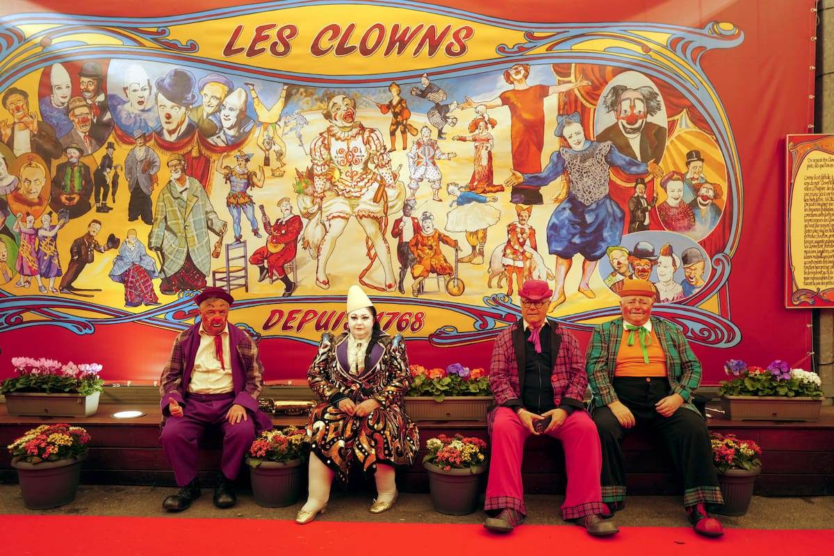 Miembros de los Payasos en Folie vestidos de payasos posan durante el 48º Festival Internacional de Circo de Montecarlo en Mónaco el 23 de enero de 2026. (Foto de Valery HACHE / AFP)