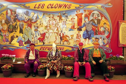 Miembros de los Payasos en Folie vestidos de payasos posan durante el 48º Festival Internacional de Circo de Montecarlo en Mónaco el 23 de enero de 2026. (Foto de Valery HACHE / AFP)