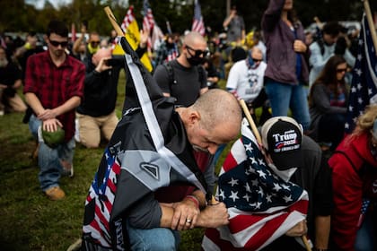 Miembros de Proud Boys y otros grupos similares se manifestaron en Delta Park en Portland, Oregon el 26 de septiembre de 2020