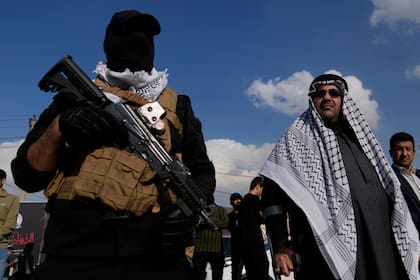 Miembros de un grupo armado chiita iraquí asisten al funeral de un combatiente de Kataib Hezbollah, que murió en un ataque aéreo estadounidense, en Bagdad, Irak, el 25 de enero de 2024. (Foto AP/Hadi Mizban)