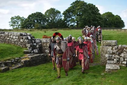 Miembros de un grupo de reconstrucción histórica recorren el Muro de Adriano
