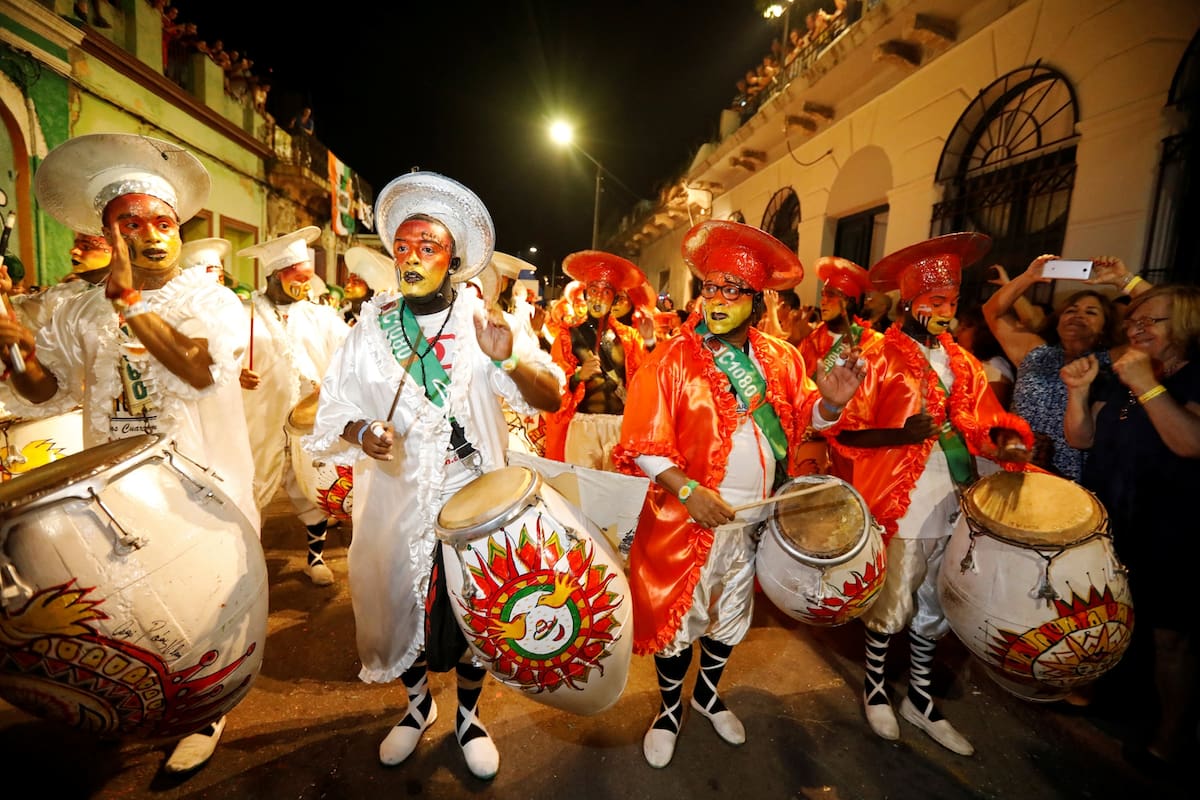Miembros de una comparsa, un grupo de carnaval uruguayo, participan en el desfile de Llamadas, una fiesta callejera con raíces tradicionales afro-uruguayas