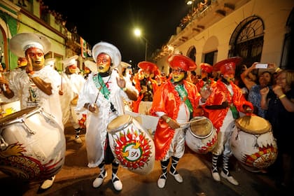Miembros de una comparsa, un grupo de carnaval uruguayo, participan en el desfile de Llamadas, una fiesta callejera con raíces tradicionales afro-uruguayas