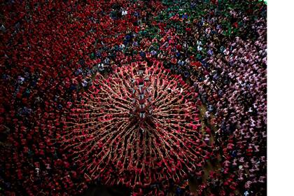 Miembros de "Vella de los Xiquets de Valls" tratan de completar su torre humana