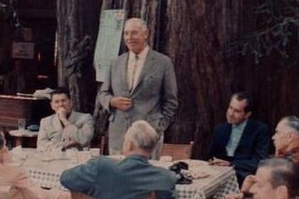 Miembros del Bohemian Grove en 1967, entre ellos Ronald Reagan, Harvey Hancock y Richard Nixon