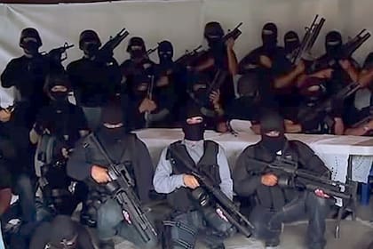 Miembros del CJNG, que los expertos ahora estiman que tiene un presupuesto de guerra de 20.000 millones de dólares. "El Mencho ha sido muy, muy agresivo", dice un investigador de Estados Unidos. "Y hasta ahora le sirvió."