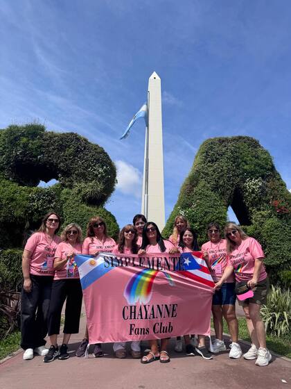 Miembros del club en una foto con el obelicos de fondo
(Foto: cortesía de Aldana Ferreyra)