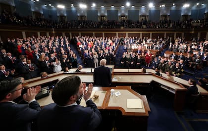 Miembros del Congreso ofrecen una ovación en pie durante el discurso sobre el Estado de la Unión del presidente Donald Trump, en un pleno del Congreso en la Cámara de Representantes en el Capitolio federal en Washington, el martes 24 de febrero de 2026. (Jessica Koscielniak/Pool Foto via AP)