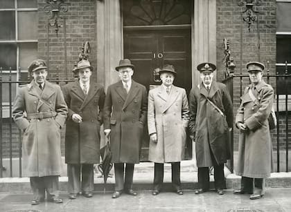 Miembros del Consejo Danés en el exilio fotografiados en N° 10 de Downing Street momentos previos antes de entregar el cheque al Ministro Winston Churchill para la construcción de los tres Spitfires. (Museo de la Resistencia Danesa).