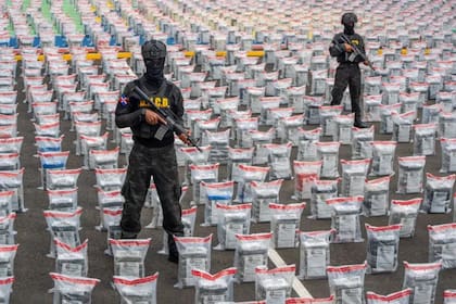 Miembros del cuerpo antidrogas de República Dominicana vigilan paquetes de presunta cocaína que tenían como destino Bélgica