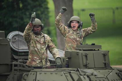 Miembros del Ejército de Estados Unidos conducen un vehículo blindado Bradley durante el desfile por el 250º aniversario de la institución, en Washington.