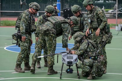 Miembros del ejército taiwanés operan un dron durante los ejercicios militares anuales Han Kuang en Changhua, Taiwán
