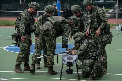 Miembros del ejército taiwanés operan un dron durante los ejercicios militares anuales Han Kuang en Changhua, Taiwán, el jueves