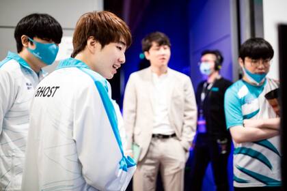 Los miembros del equipo DAMWON Gaming antes de consagrarse campeones