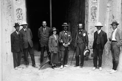 Miembros del equipo que descubrió la tumba de Tutankamón: Arthur Mace, Richard Bethell, Arthur Callender, Lady Evelyn Herbert, Howard Carter, George Herbert, Lord Carnarvon, Alfred Lucas y Harry Burton