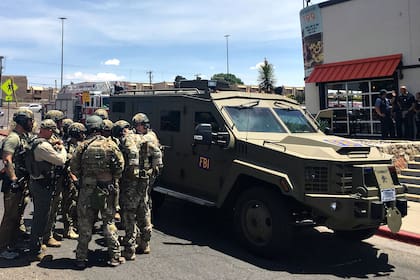 El atacante, que abrió fuego en un centro comercial de El Paso, fue detenido e identificado como un supremacista blanco; Trump calificó el hecho de "desgarrador"; hay 26 heridos