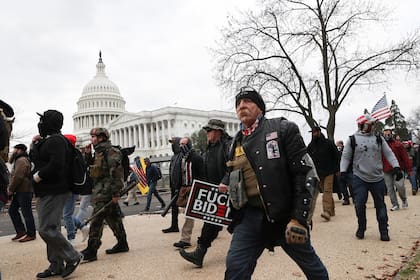 Miembros del grupo de extrema derecha Proud Boys marchan hacia el Capitolio de Estados Unidos en Washington, Estados Unidos, el 6 de enero de 2021.