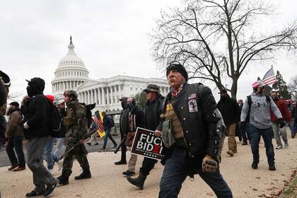 Miembros del grupo de extrema derecha Proud Boys marchan hacia el Capitolio de Estados Unidos en Washington, Estados Unidos, el 6 de enero de 2021.
