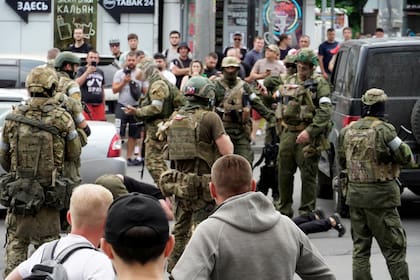 Miembros del grupo Wagner en las calles en medio de la escalada de tensiones entre el Kremlin y el jefe del grupo paramilitar ruso Wagner en Rostov-on-Don, Rusia el 24 de junio de 2023.