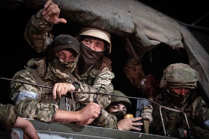 Miembros del grupo Wagner observan desde un vehículo militar en Rostov del Don la noche del 24 de junio de 2023.