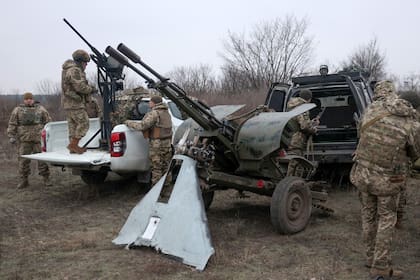 Miembros del servicio de defensa aérea de Ucrania preparan armamento cerca de Kiev. (Anatolii STEPANOV / AFP)