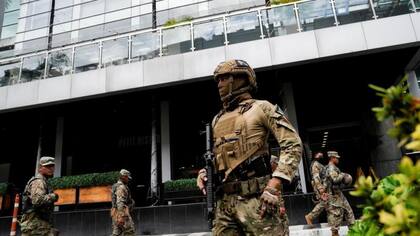 Miembros del Servicio Nacional Aeronaval de Panamá custodian el hotel donde permanecen los migrantes deportados