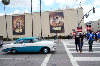 Miembros del Sindicato de Guionistas de Estados Unidos protestando en mayo afuera de los Warner Bros. Studios en California