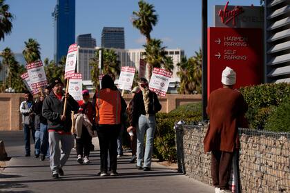 Miembros del Sindicato de Trabajadores Culinarios durante una huelga frente a los Hoteles Virgin, el viernes 15 de noviembre de 2024, en Las Vegas. (AP Foto/John Locher)