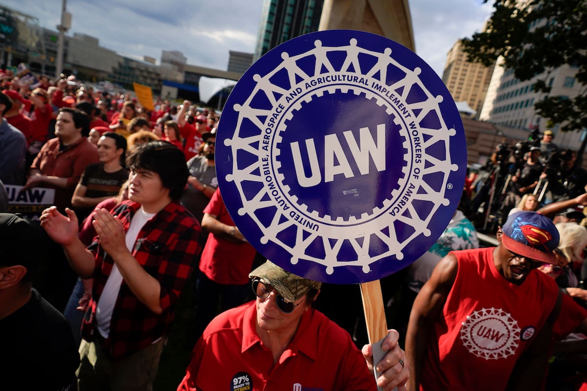 Miembros del sindicato United Auto Workers participan en una marcha el 15 de septiembre de 2023, en Detroit. (AP Foto/Paul Sancya, Archivo)
