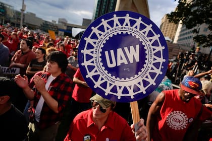 Miembros del sindicato United Auto Workers participan en una marcha el 15 de septiembre de 2023, en Detroit. (AP Foto/Paul Sancya, Archivo)