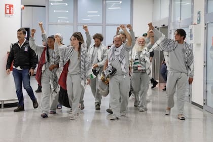 Miembros italianos de la Flotilla Global Sumud llegan al aeropuerto de Fiumicino en Roma el jueves 21 de mayo de 2026, tras ser liberados y deportados por el gobierno israelí después de intentar llegar a Gaza (Cecilia Fabiano/ AP)