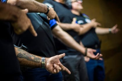 Miembros posan para fotos en el club de tiro Calibre 12 en Sao Goncalo, Río de Janeiro